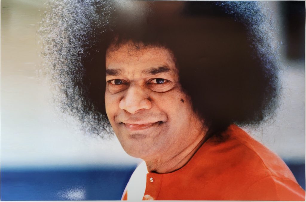 picture-swami-looking-directly-16-x-24-sathya-sai-book-store-tustin-california-usa