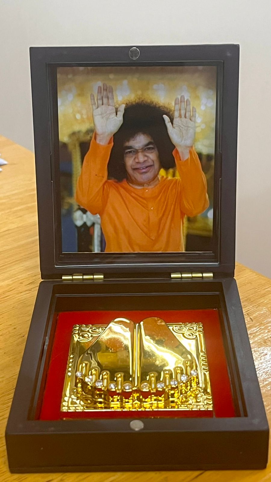 SWAMI PADUKA BOX BLESSING BOTH HANDS-3.5" X 4.25 "